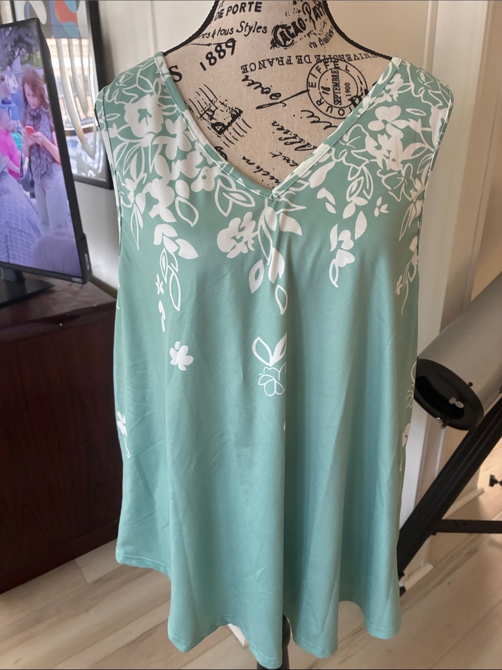 SHEIN Mint Green Floral V-Neck Tank Top never worn nwot